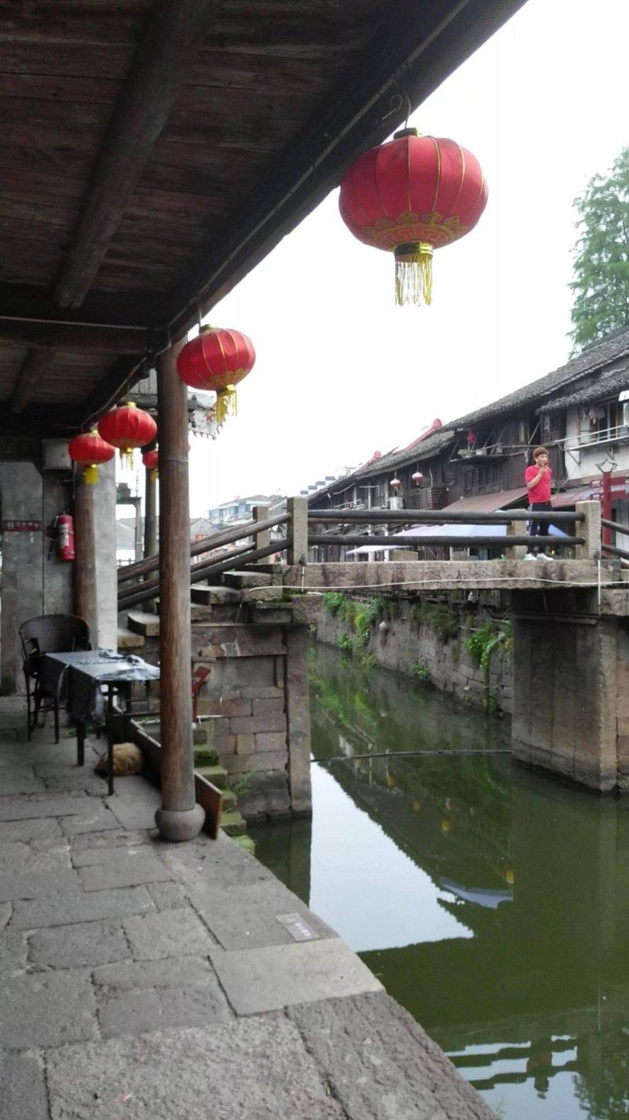 逃离破旧弃城